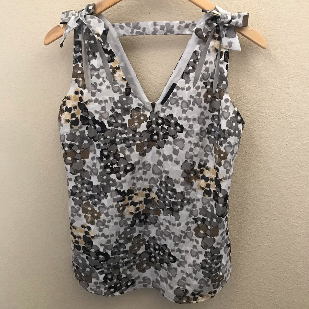 Adorable sleeveless dress blouse